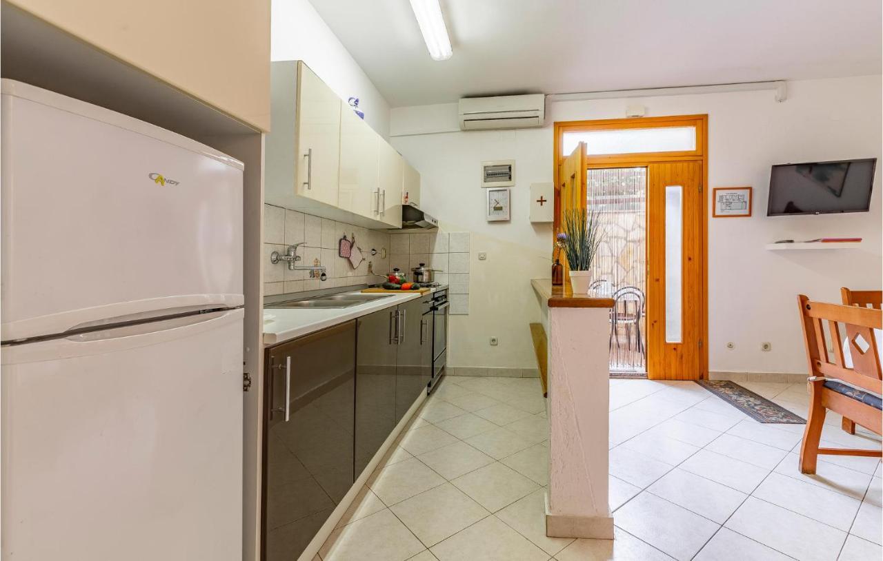 2 Bedroom Stunning Apartment In Rovinj Eksteriør bilde