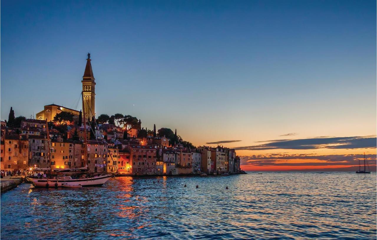 2 Bedroom Stunning Apartment In Rovinj Eksteriør bilde